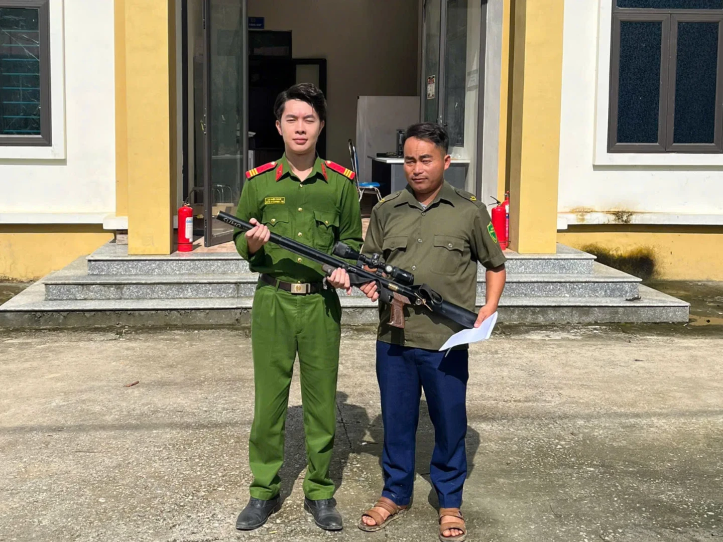 Lực lưởng bảo vệ an ninh trật tự ở cơ sở tiến hành bàn giao 01 khẩu súng PCP tại trụ sở Công an xã