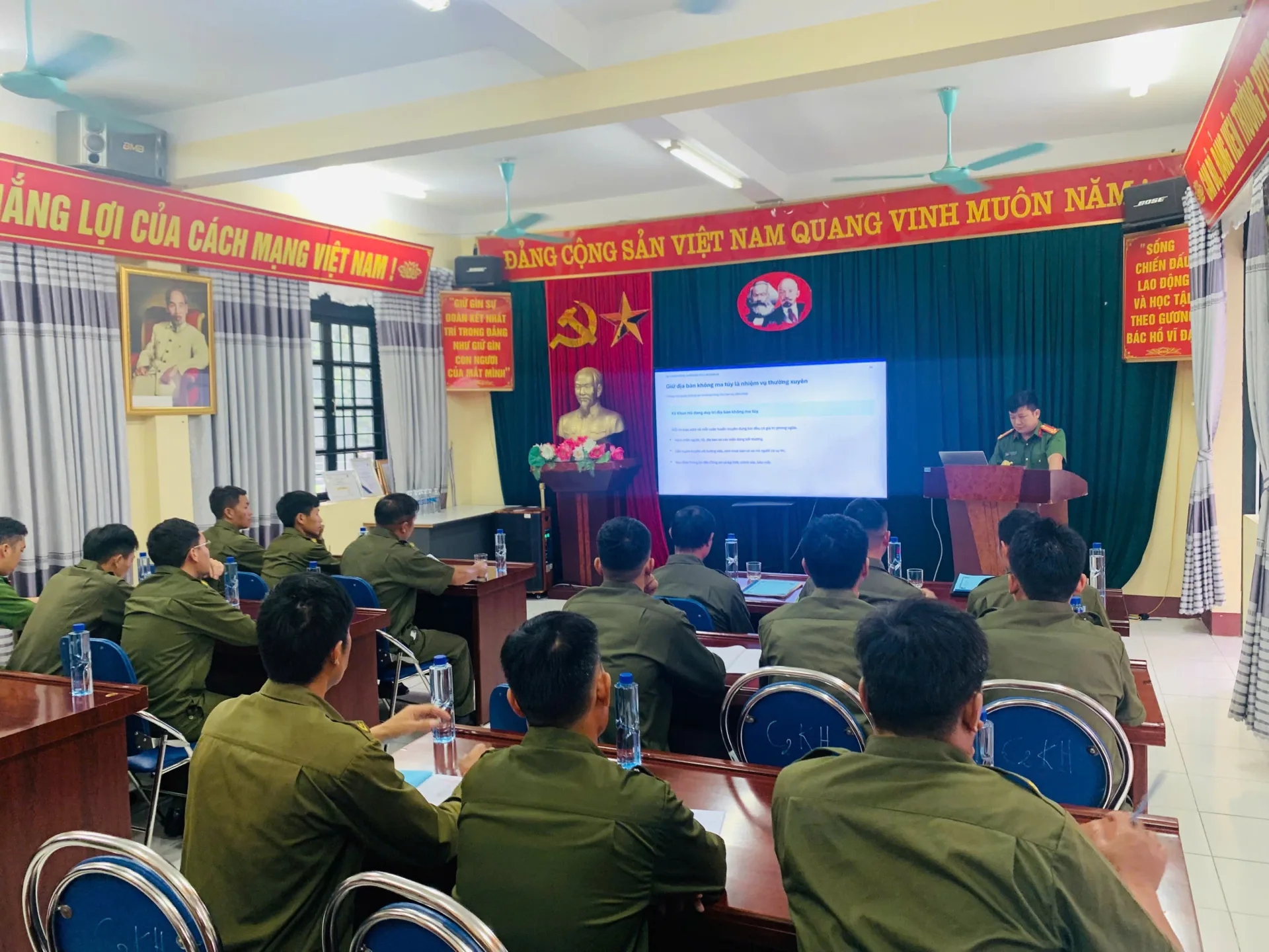 Toàn cảnh hội nghị tập huấn bồi dưỡng nghiệp vụ cho tổ ANTT ở cơ sở sau khi kiện toàn, sắp xếp thôn bản.