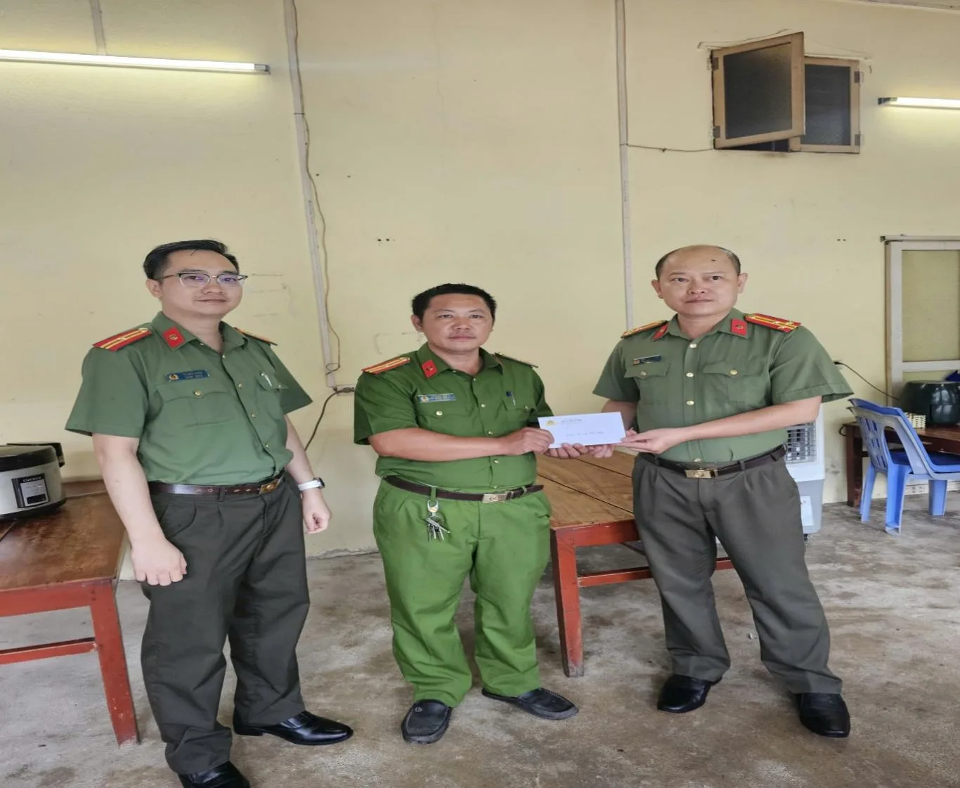 Thừa ủy quyền của Ban Giám đốc Công an tỉnh, Lãnh đạo Phòng Tổ chức cán bộ trao quà cho 02 Thương binh Lý Phùy Chóng và Thương binh Nguyễn Vĩnh Thành hiện đang công tác trong Công an tỉnh Lai Châu