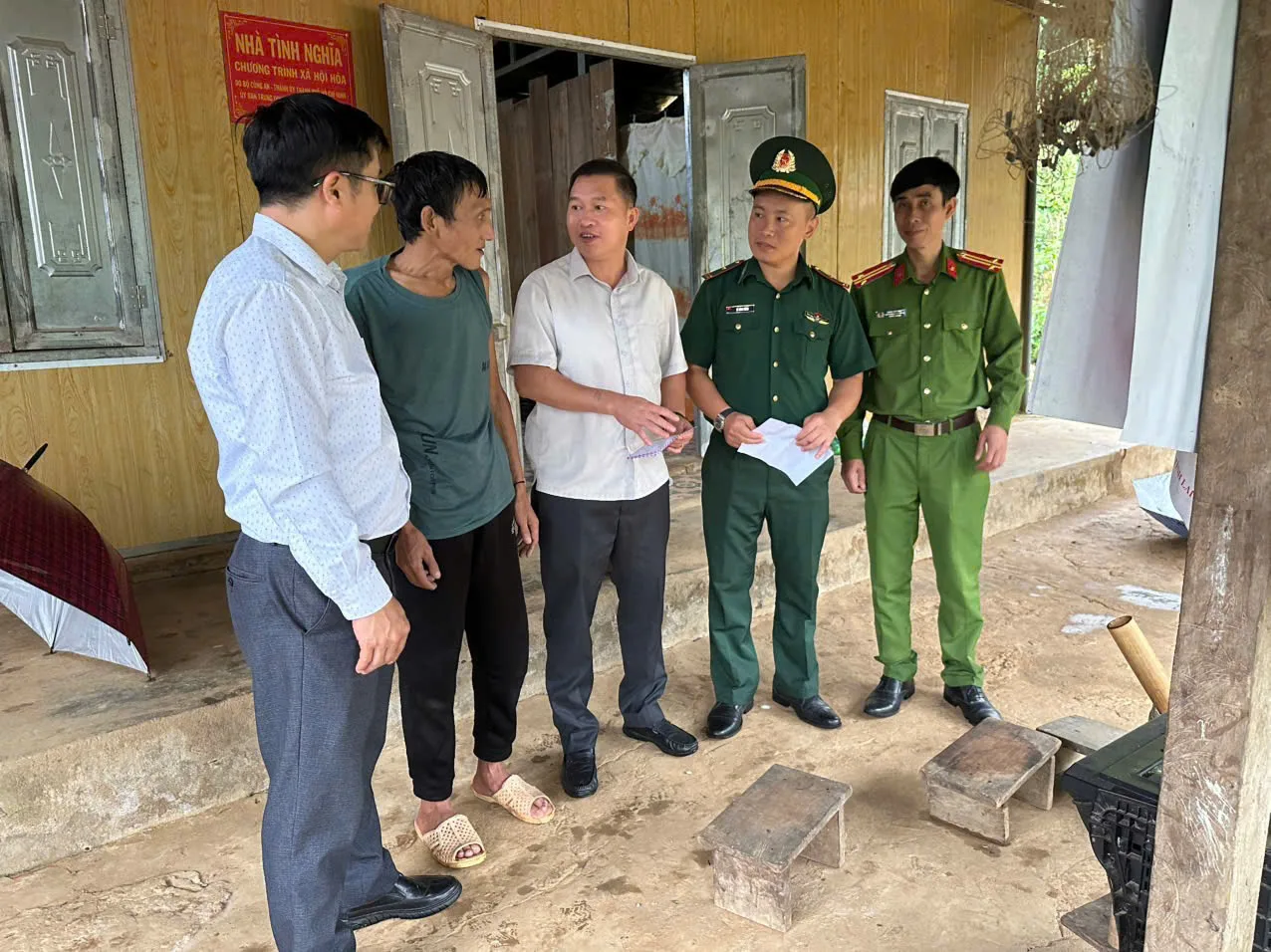 Lãnh đạo Công an xã Mù Cả tham gia cùng đoàn đoàn công tác chính quyền xã đến thăm, tặng quà các gia đình Liệt sĩ trên địa bàn bản Gò Cứ, xã Mù Cả