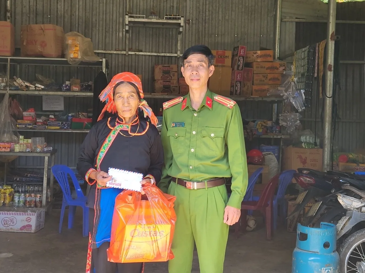 Lãnh đạo Công an xã Mù Cả thăm, tặng quà gia đình chính sách nhân Ngày Thương binh - Liệt sĩ