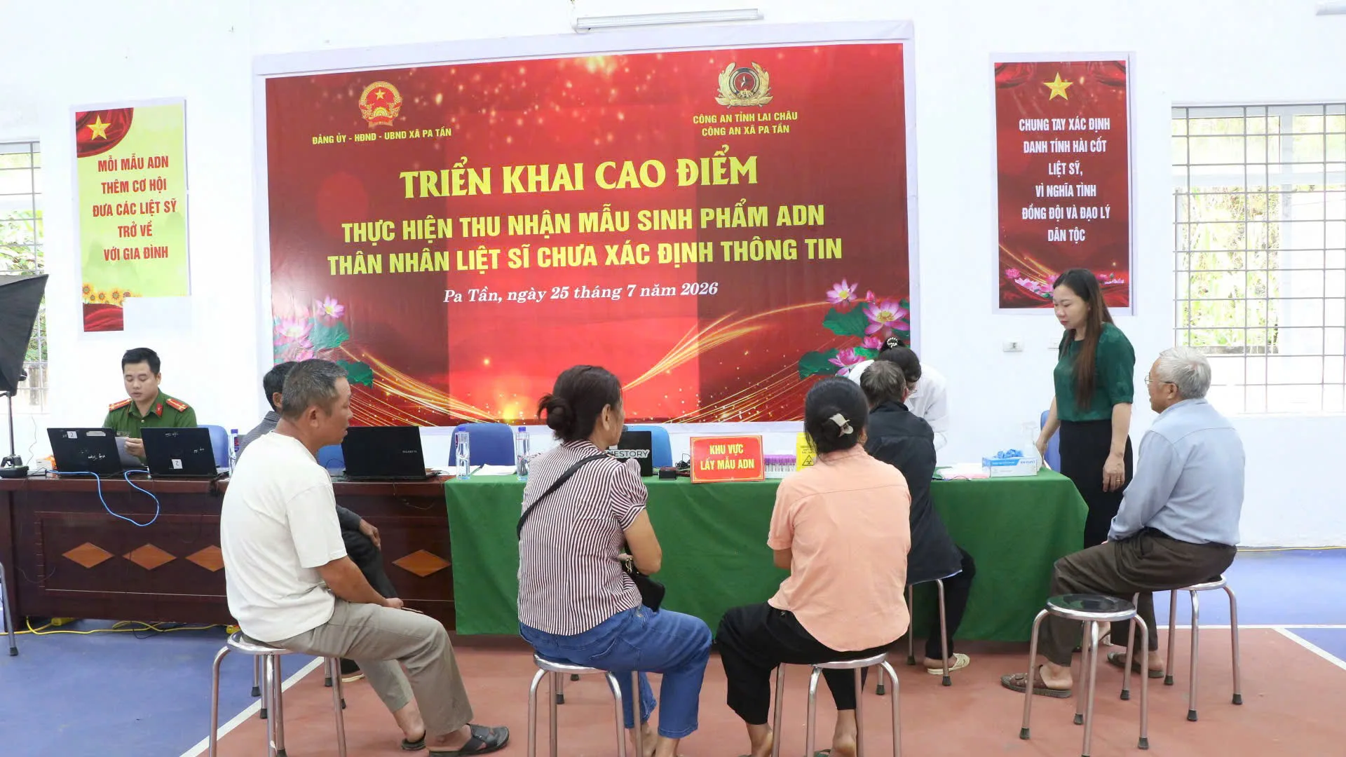 Công an xã Pa Tần triển khai thu nhận mẫu sinh phẩm AND thân nhân liệt sĩ chưa xác định được thông tin