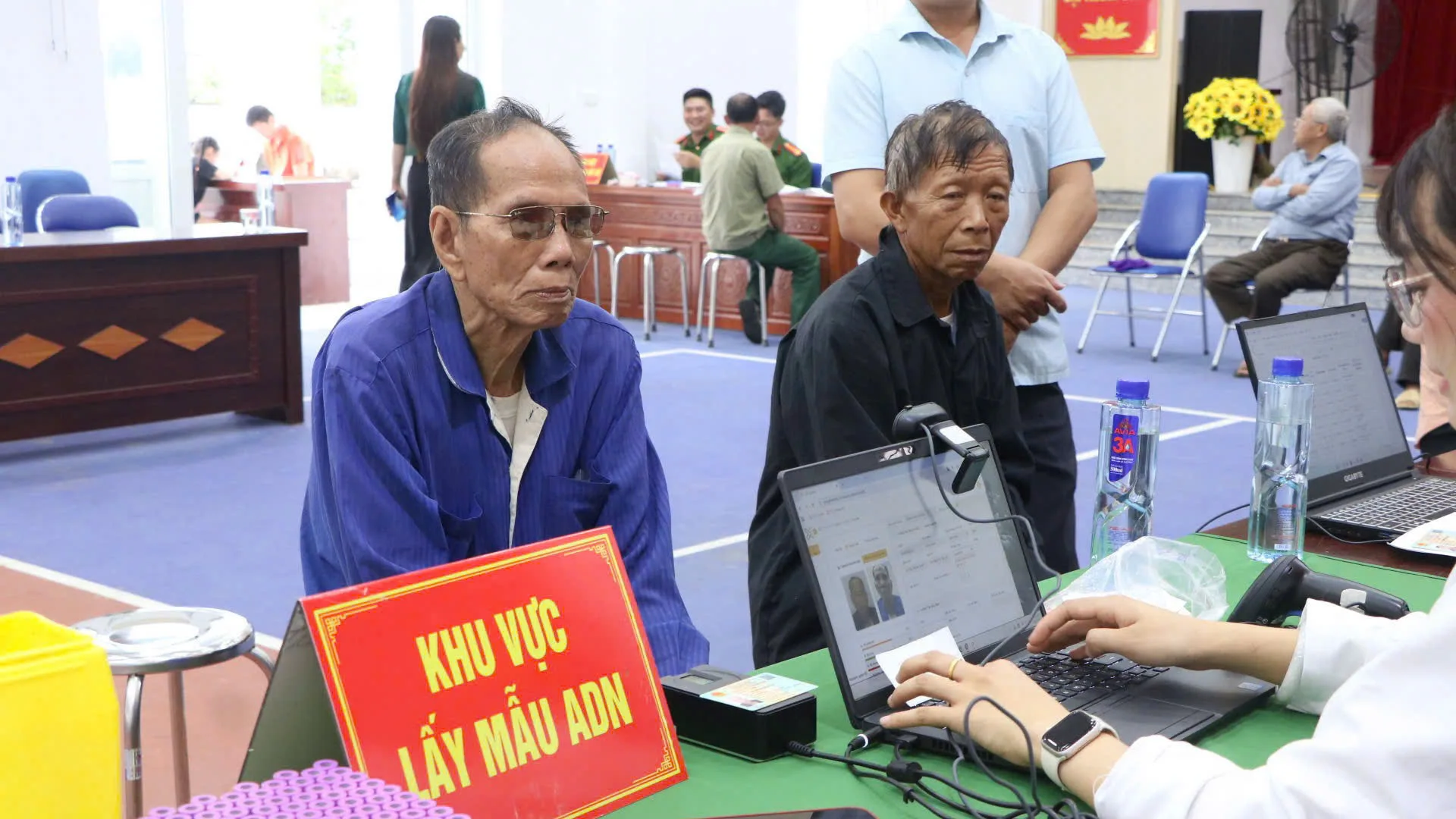 Thân nhân liệt sĩ tiến hành làm thủ tục để lấy mẫu ADN