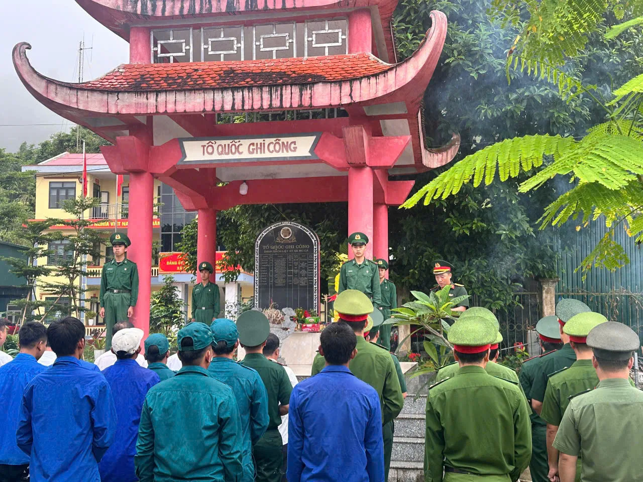Công an xã Mù Cả dâng hương tưởng niệm các anh hũng Liệt sĩ.