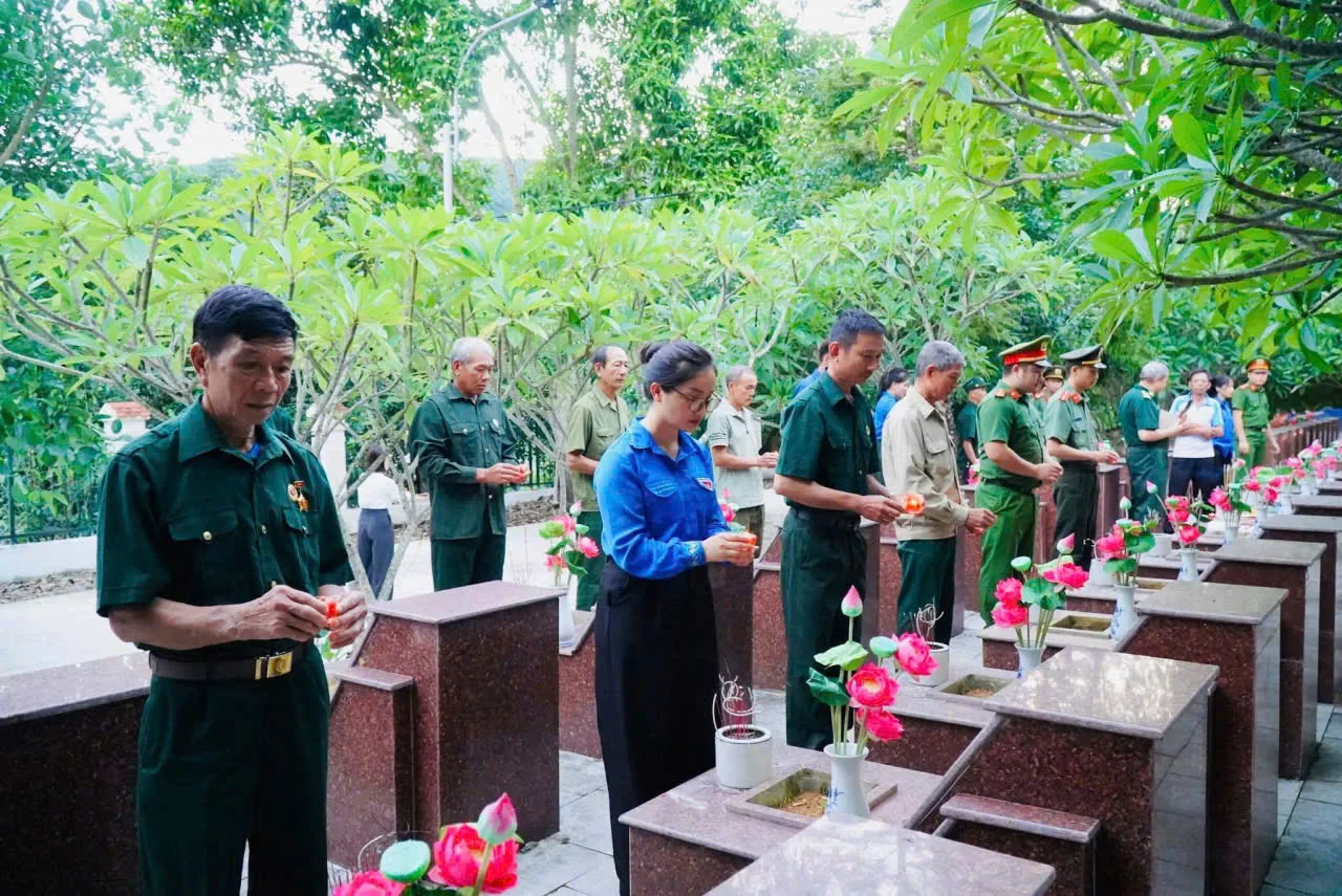 Các ban, ngành, lực lưỡng vũ trang và nhân dân thắp nến tri ân.