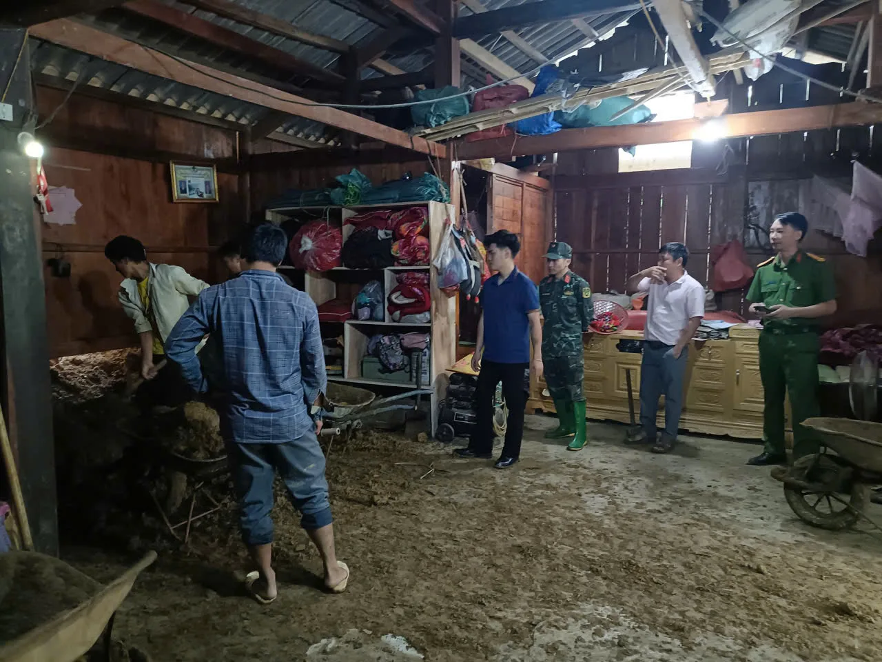 CÔNG AN XÃ SIN SUỐI HỒ KHẨN TRƯƠNG HỖ TRỢ NGƯỜI DÂN KHẮC PHỤC HẬU QUẢ MƯA LỚN