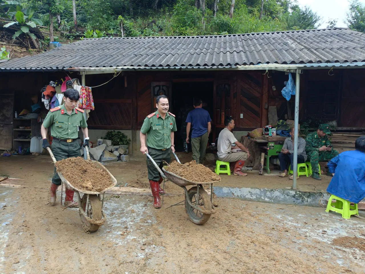 Việc làm kịp thời, trách nhiệm của cán bộ, chiến sĩ Công an xã Sin Suối Hồ đã góp phần giúp người dân sớm ổn định cuộc sống, đồng thời tiếp tục lan tỏa hình ảnh đẹp của lực lượng Công an nhân dân 'Vì Nhân dân phục vụ'.