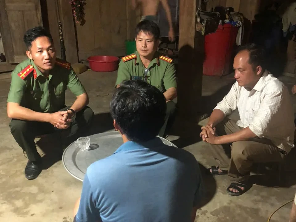 Công an xã Nậm Hàng tuyên truyền chính sách, pháp luật về tín ngưỡng, tôn giáo tại bản Huổi Pết