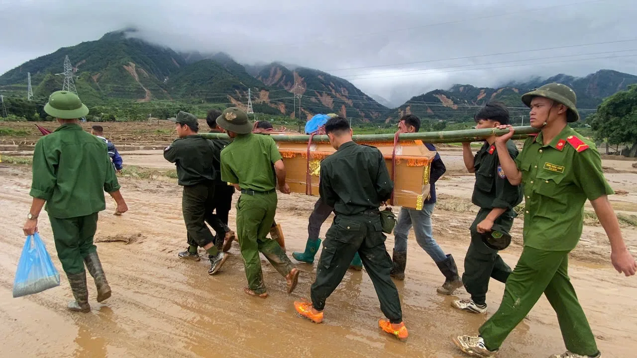 Cán bộ, chiến sĩ Phòng Cảnh sát cơ động phối hợp các lực lượng tìm kiếm các nạn nhân mất tích sau trận lũ ống, lũ quét tại xã Mường Than, tỉnh Lai Châu.