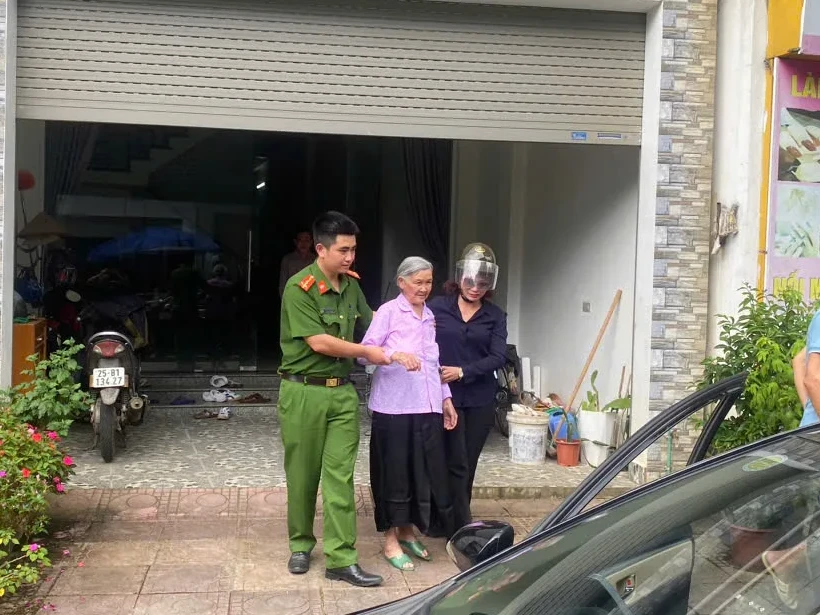 Công an phường Đoàn Kết đồng hành cùng thân nhân liệt sĩ lấy mẫu ADN