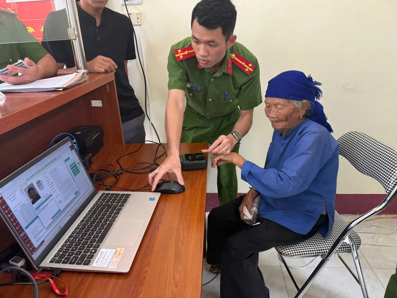 Công an xã Bình Lư tận tình hỗ trợ thân nhân liệt sĩ thu nhận mẫu AND phục vụ xác định danh tính liệt sĩ.