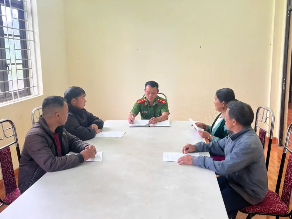 Công an xã Hồng Thu tăng cường công tác giáo dục, cảm hóa các đối tượng đang chấp hành án tại cộng đồng.