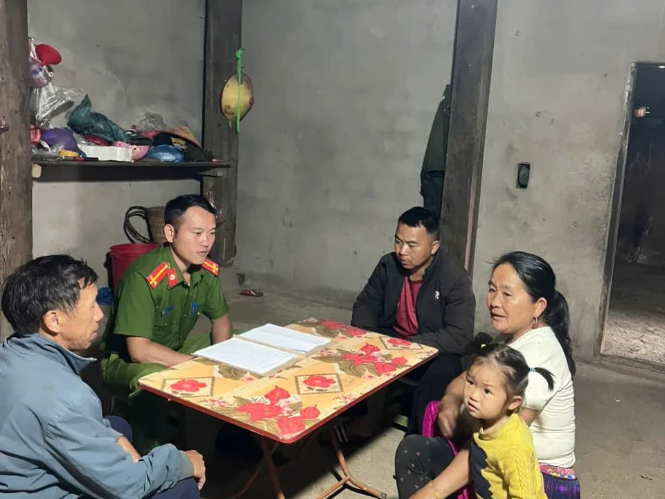 Ảnh lực lượng Công an xã trực tiếp kiểm tra, làm việc tại nhà các đối tượng đang chấp hành án tại cộng đồng