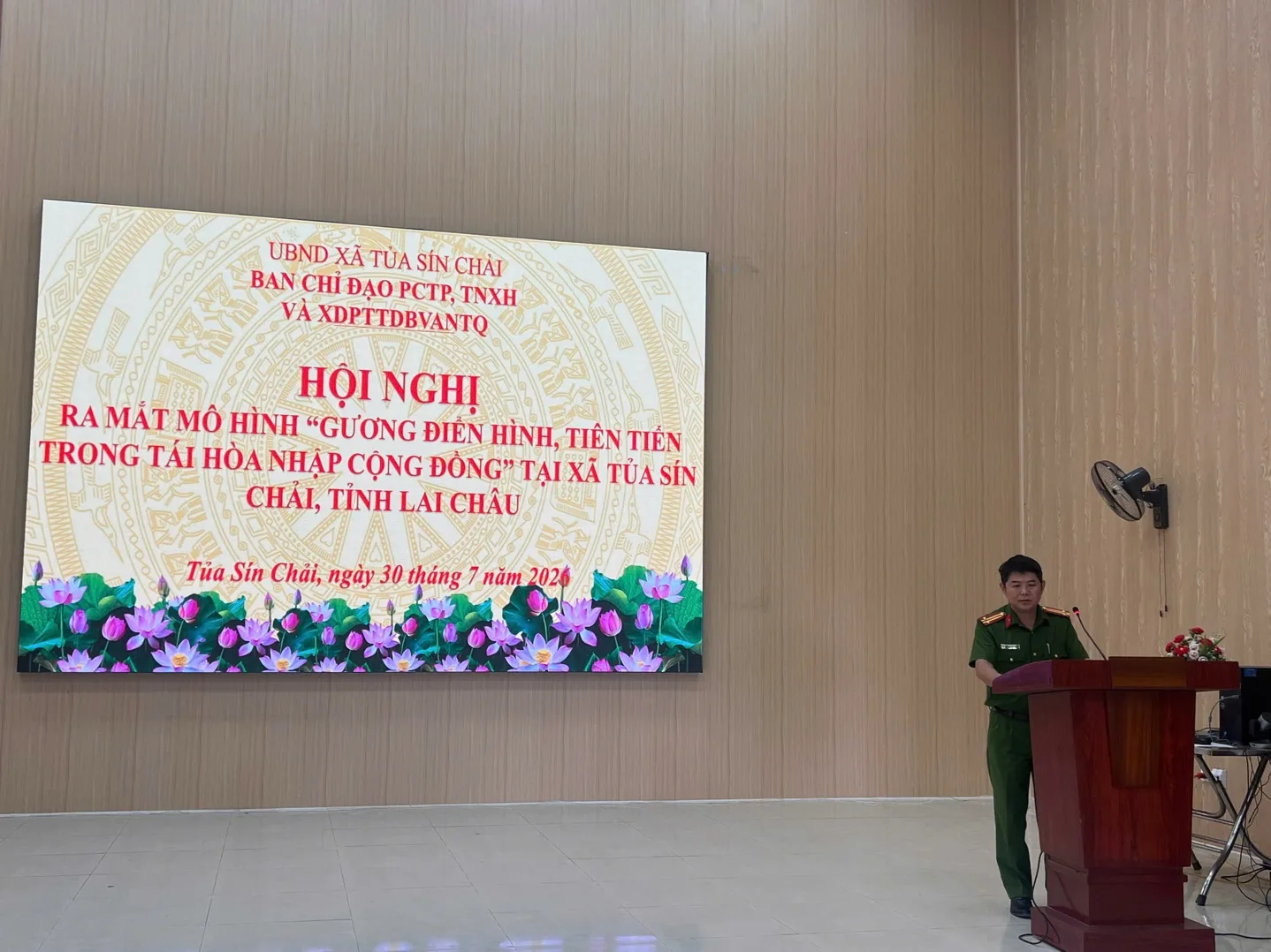 Lãnh đạo Công an xã báo cáo kết quả khảo sát xây dựng mô hình, thông qua quy chế hoạt động mô hình