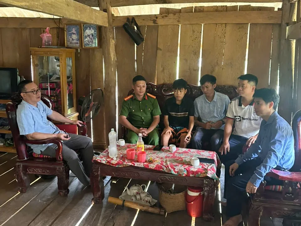 Công an xã Khoen On phối hợp tuyên truyền, vận động học sinh bỏ học trở lại trường học.