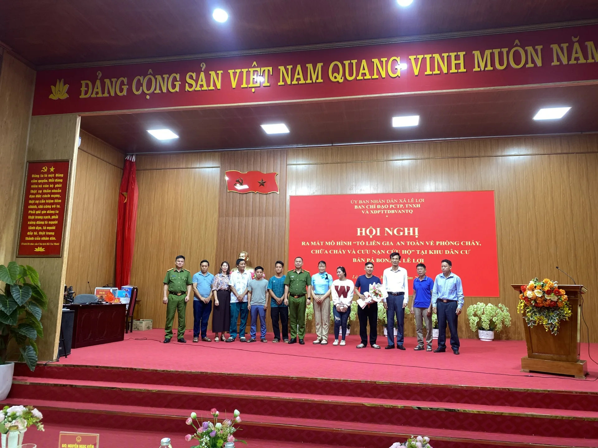 Các đồng chí trong Ban Thường vụ xã, Lãnh đạo Phòng PC07 Công an tỉnh Lai Châu tặng hoa cho đại diện các hộ tham gia mô hình