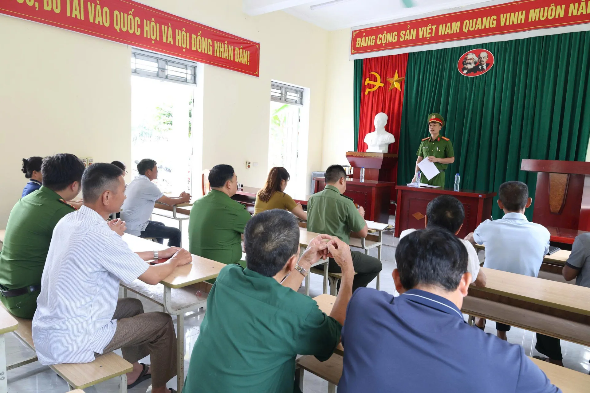 Công an xã Lê Lợi tuyên truyền, hướng dẫn người dân cài đặt, kích hoạt và sử dụng ứng dụng VNeID .