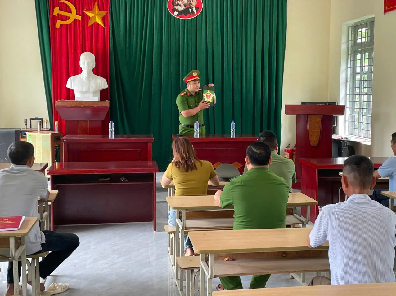 Đồng chí Thượng úy Lê Văn Cường, Cán bộ Công an xã Lê Lợi hướng dẫn nhân dân sử dụng ứng dụng VNEID