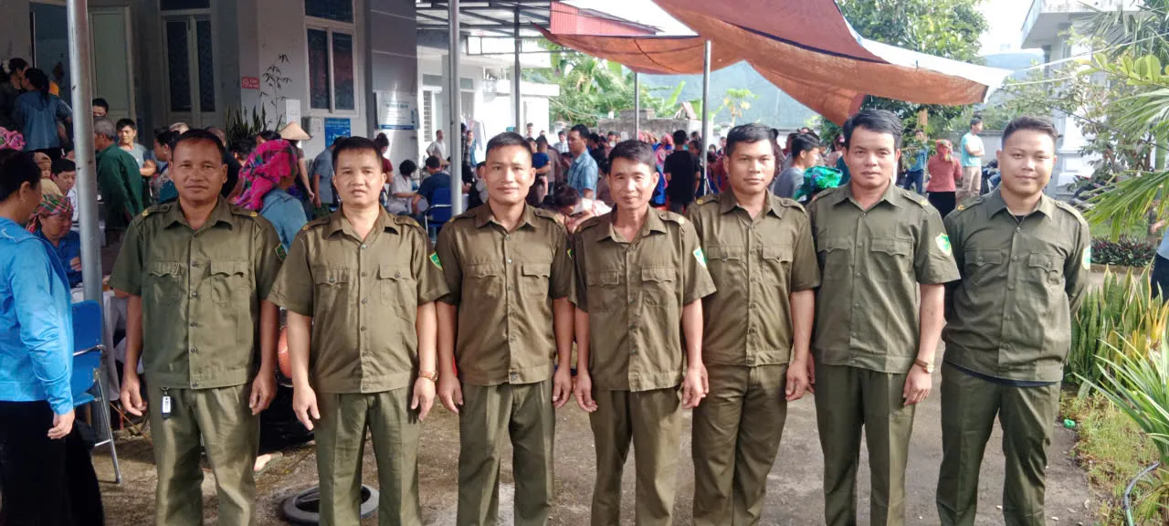 Lực lượng tham gia bảo vệ an ninh, trật tự ở cơ sở tích cực hỗ trợ khám sức khỏe toàn dân tại xã Tân Uyên