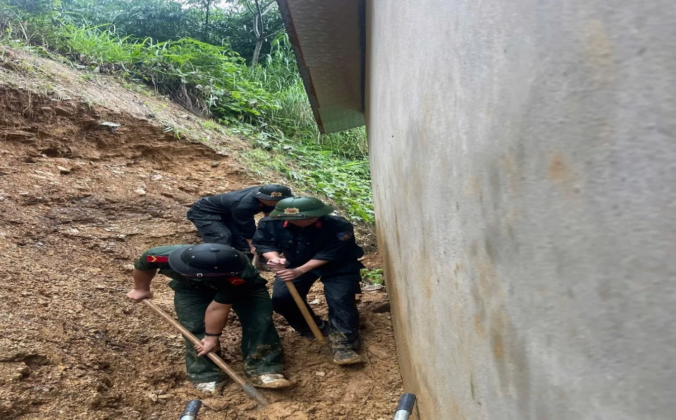 Hình ảnh Cán bộ, chiến sĩ Phân trại tạm giam Mường Tè tích cực di chuyển khối lượng đất đá ra khỏi điểm sạt