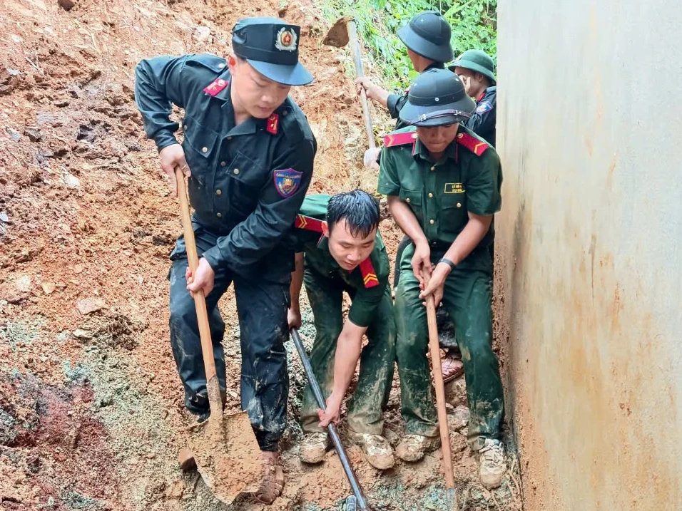 Giữ vững an toàn cơ sở giam giữ, Phân trại tạm giam Mường Tè tích cực giúp Nhân dân khắc phục hậu quả mưa lũ
