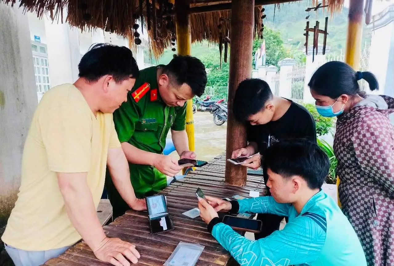 Công an xã Khun Há làm việc xuyên ngày nghỉ xuống tận bản hỗ trợ bà con kích hoạt VNeID mức 2 và tài khoản an sinh xã hội