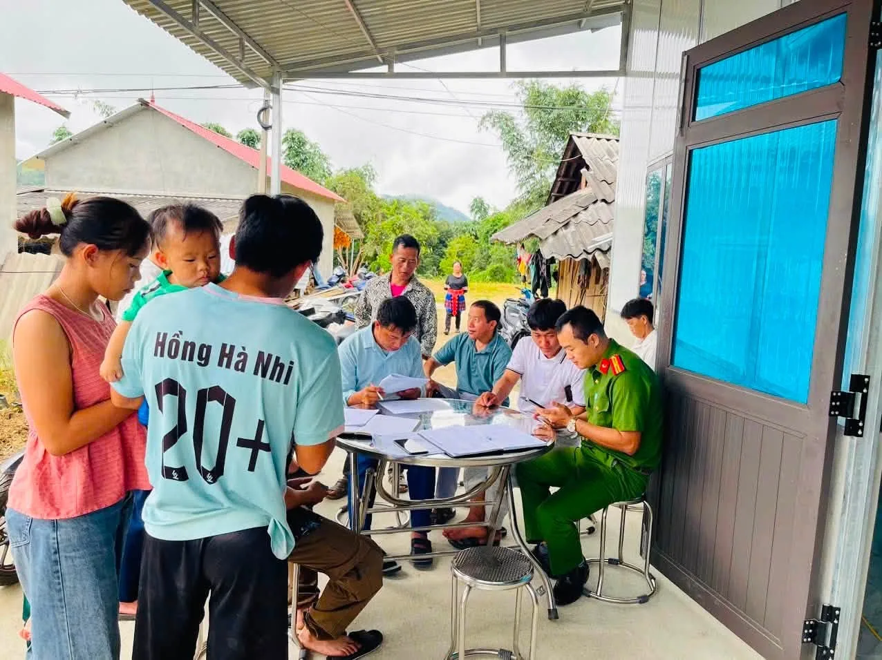 Cán bộ công an xã đối sánh thông tin dân cư đảm bảo “đúng, đủ, sạch, sống”
