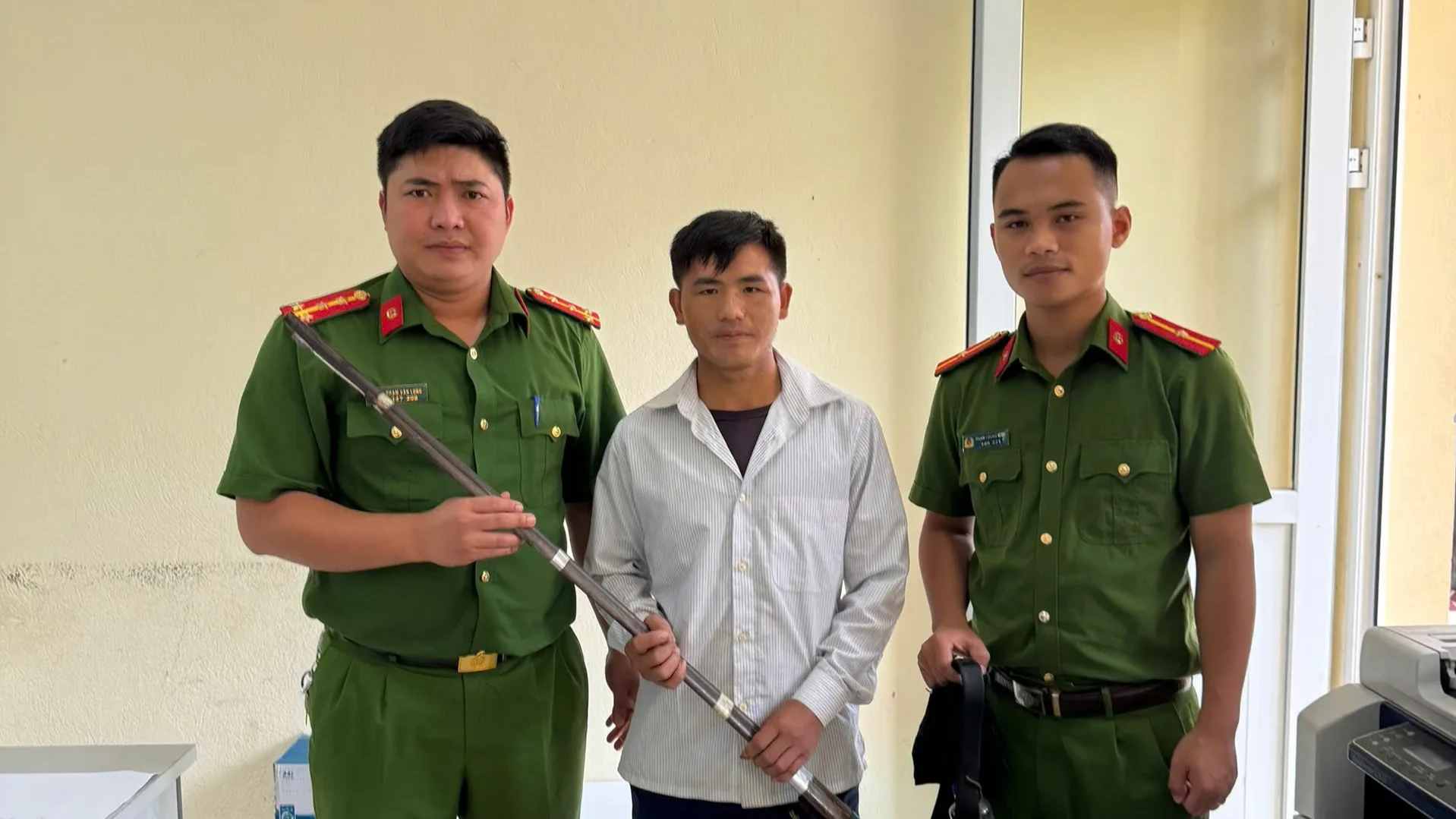 Công an xã Pa Tần đẩy mạnh tuyên truyền, vận động nhân dân giao nộp súng tự chế.