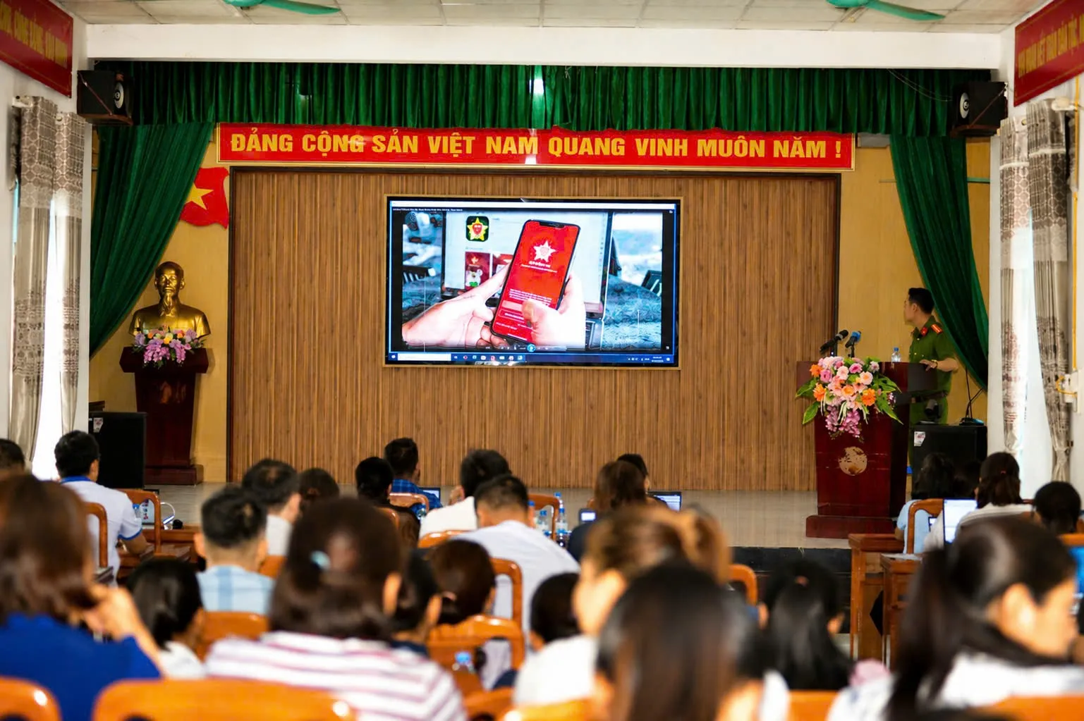 Đồng chí Thiếu tá Phan Văn Bảo, Phó Trưởng Công an xã Bum Nưa hướng dẫn các thao tác kích hoạt tài khoản định danh điện tử mức độ 2