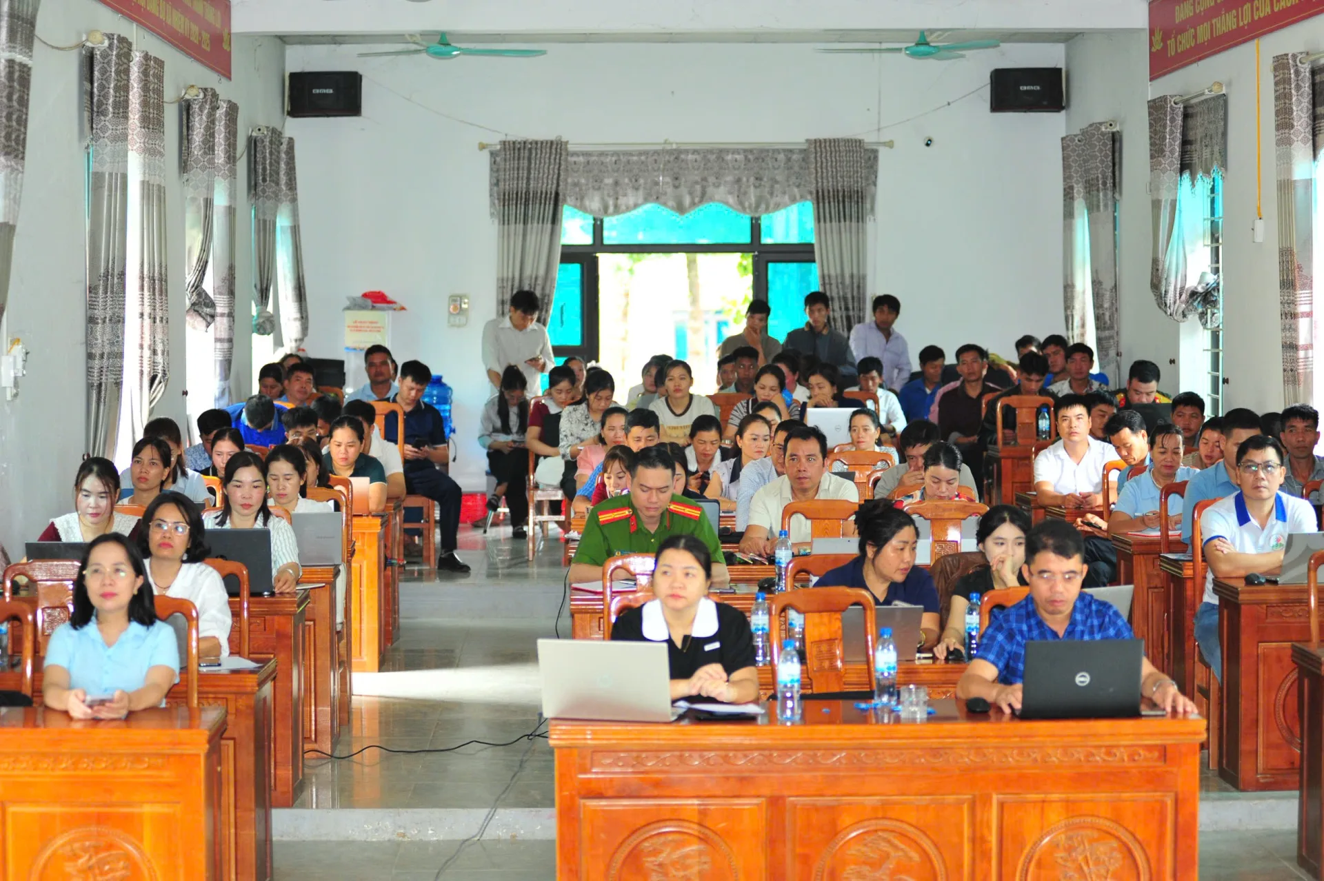 Công an xã Bum Nưa tổ chức tập huấn công tác chuyển đổi số cho các Tổ công nghệ số cộng đồng trên địa bàn.