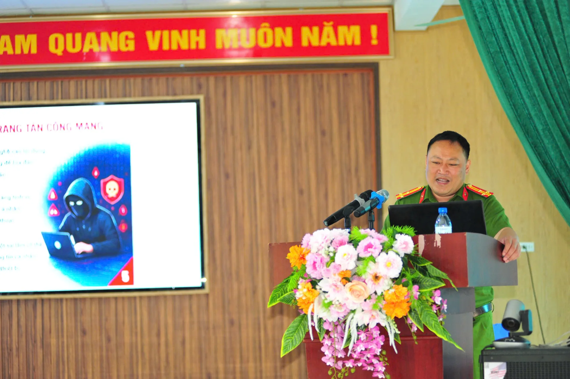 Đồng chí Thượng tá Tống Văn Hải, Trưởng Công an xã hướng dẫn sử dụng ứng dụng bảo vệ thiết bị di động của Bộ Công an