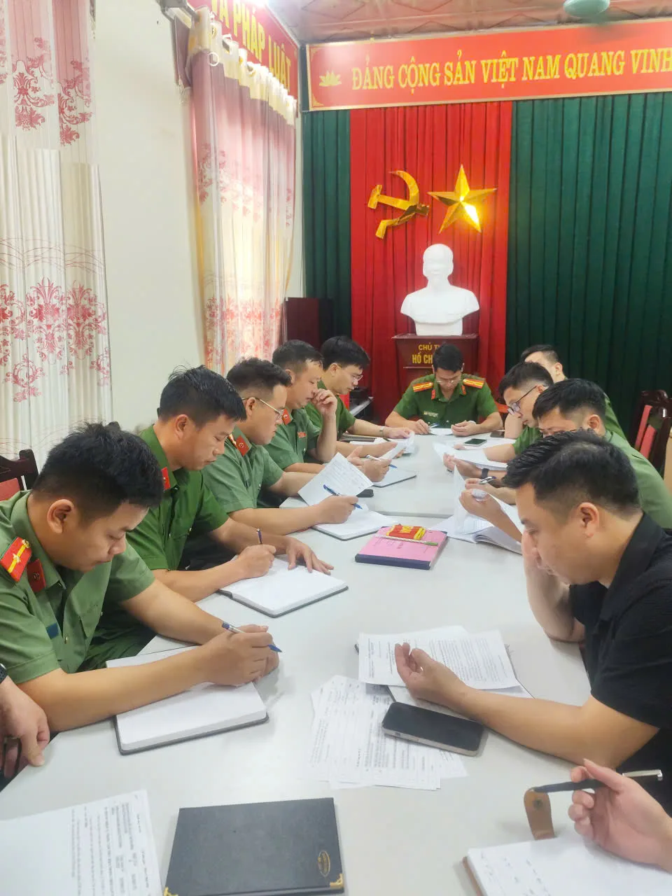 Công an xã Mường Khoa họp triển khai nhiệm vụ diễn tập khu vực phòng thủ năm 2026.