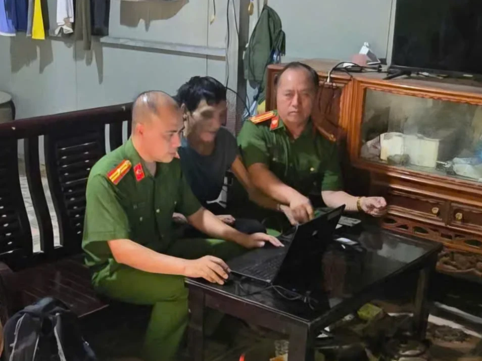 Công an xã Mù Cả: Thu nhận mẫu phẩm ADN của thân nhân liệt sỹ.