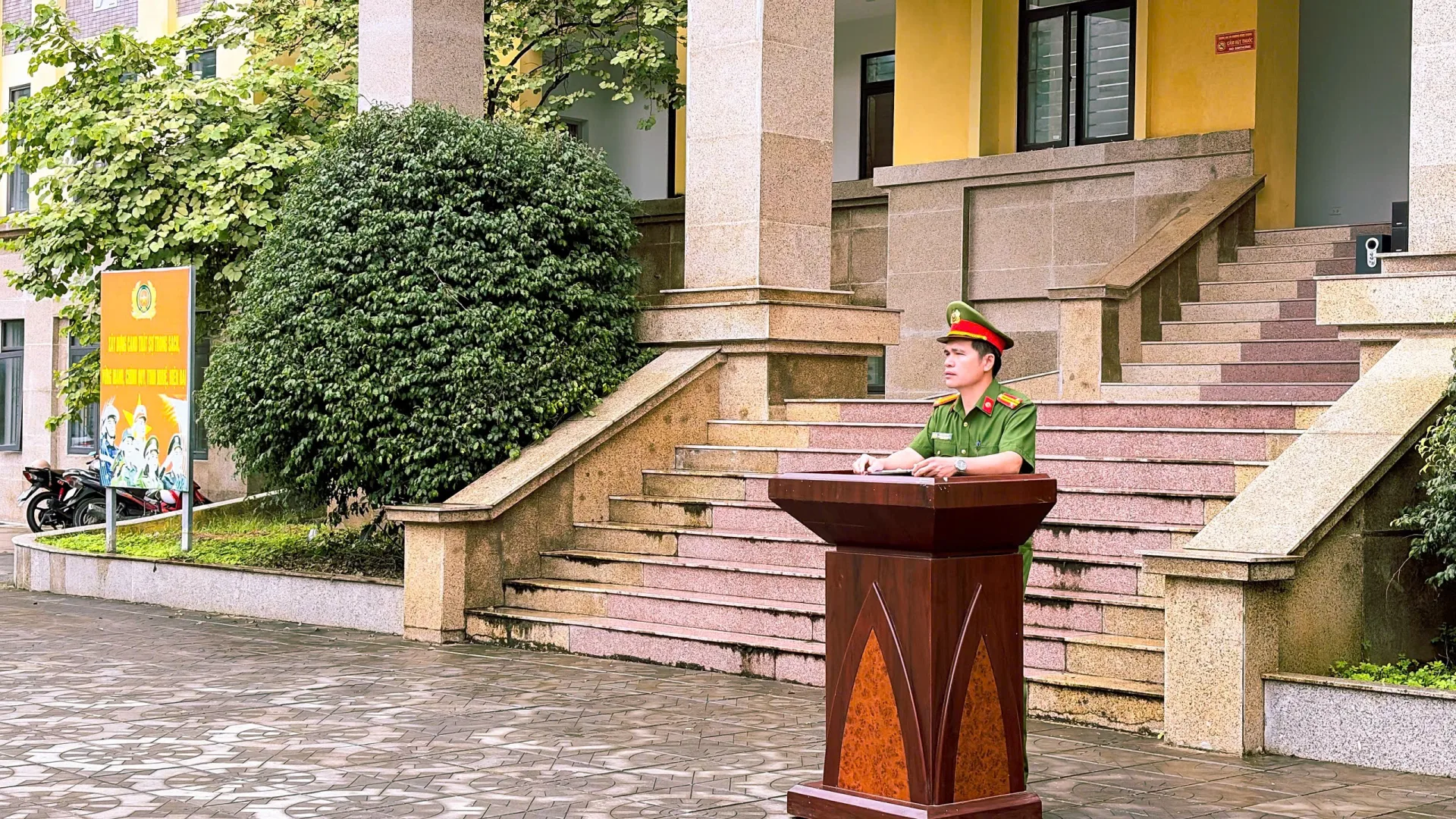 Đồng chí Trung tá Mào Văn Mét - Trưởng Công an xã chủ trì buổi lễ.