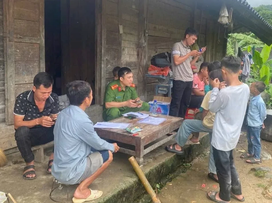 Cán bộ Công an xã Nậm Hàng tận tình hường dấn người dân kích hoạt định danh điện tử mức 2 trên VNeID
