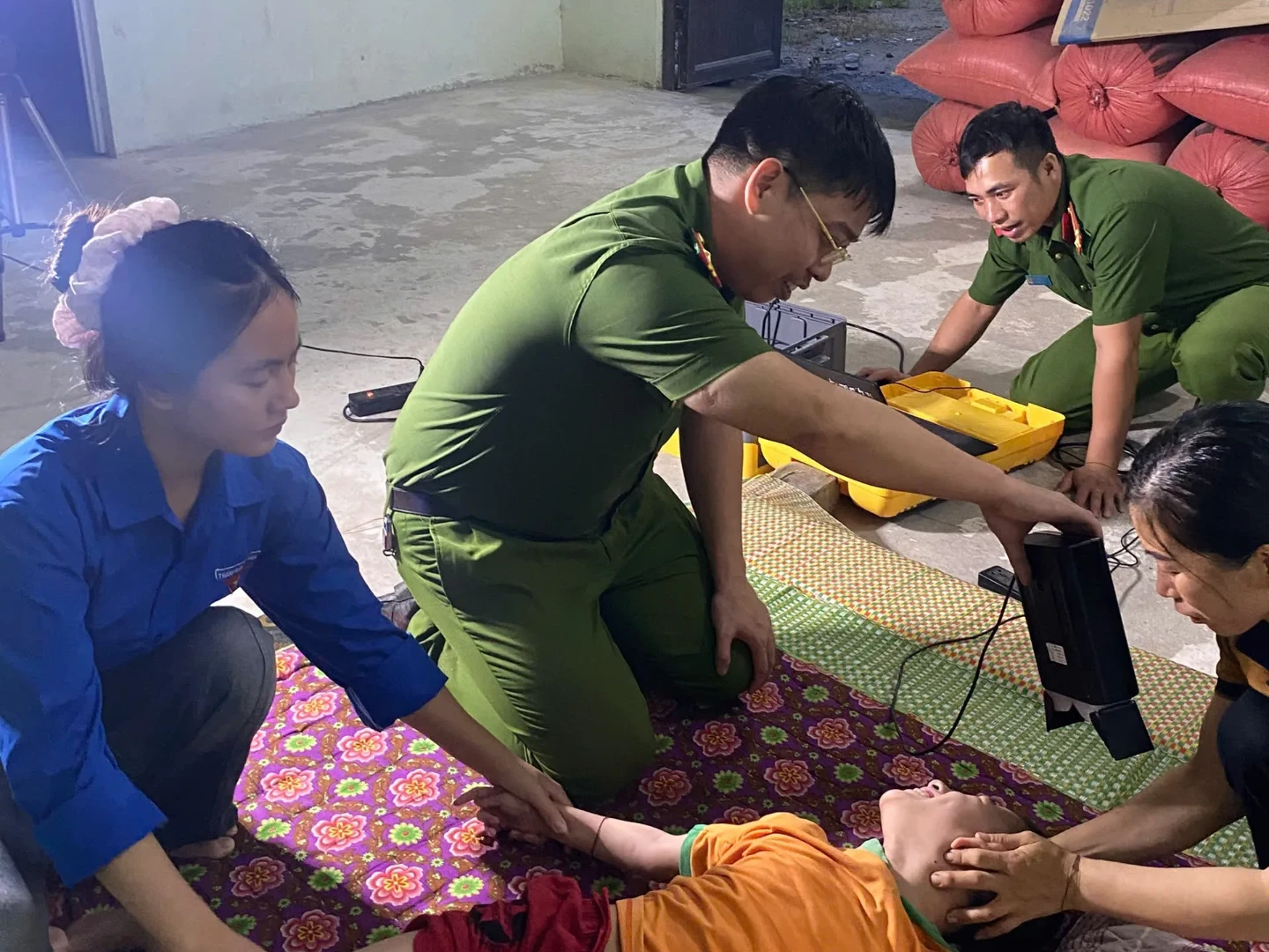 Công an xã Nậm Hàng đến tận nhà hỗ trợ kích hoạt tài khoản định danh điện tử mức 2 cho người khuyết tật