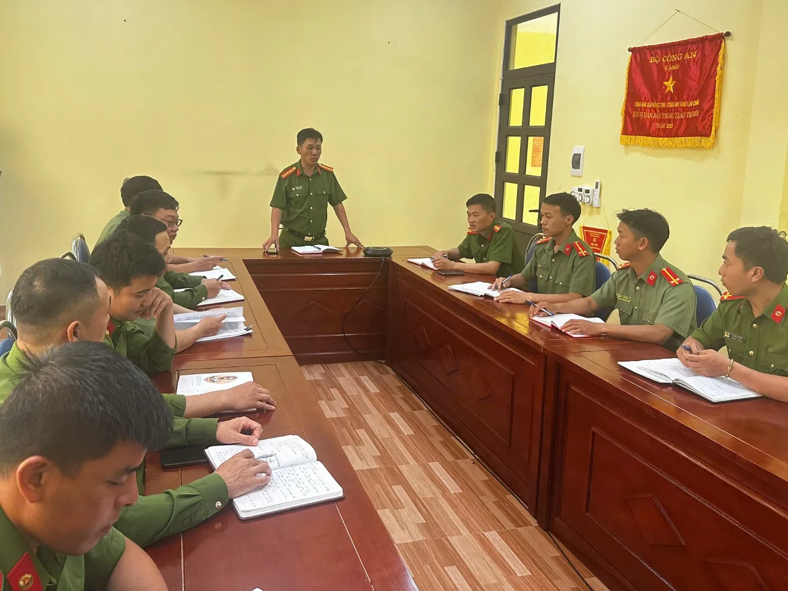 Đồng chí Giàng A Sang - UVBTVĐU xã - Bí thư Chi bộ Công an phát biểu chỉ đạo cuộc họp